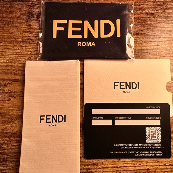 Authenticated Gold metal FENDI SUNGLASSES UNISEX. - Picture 6 of 7